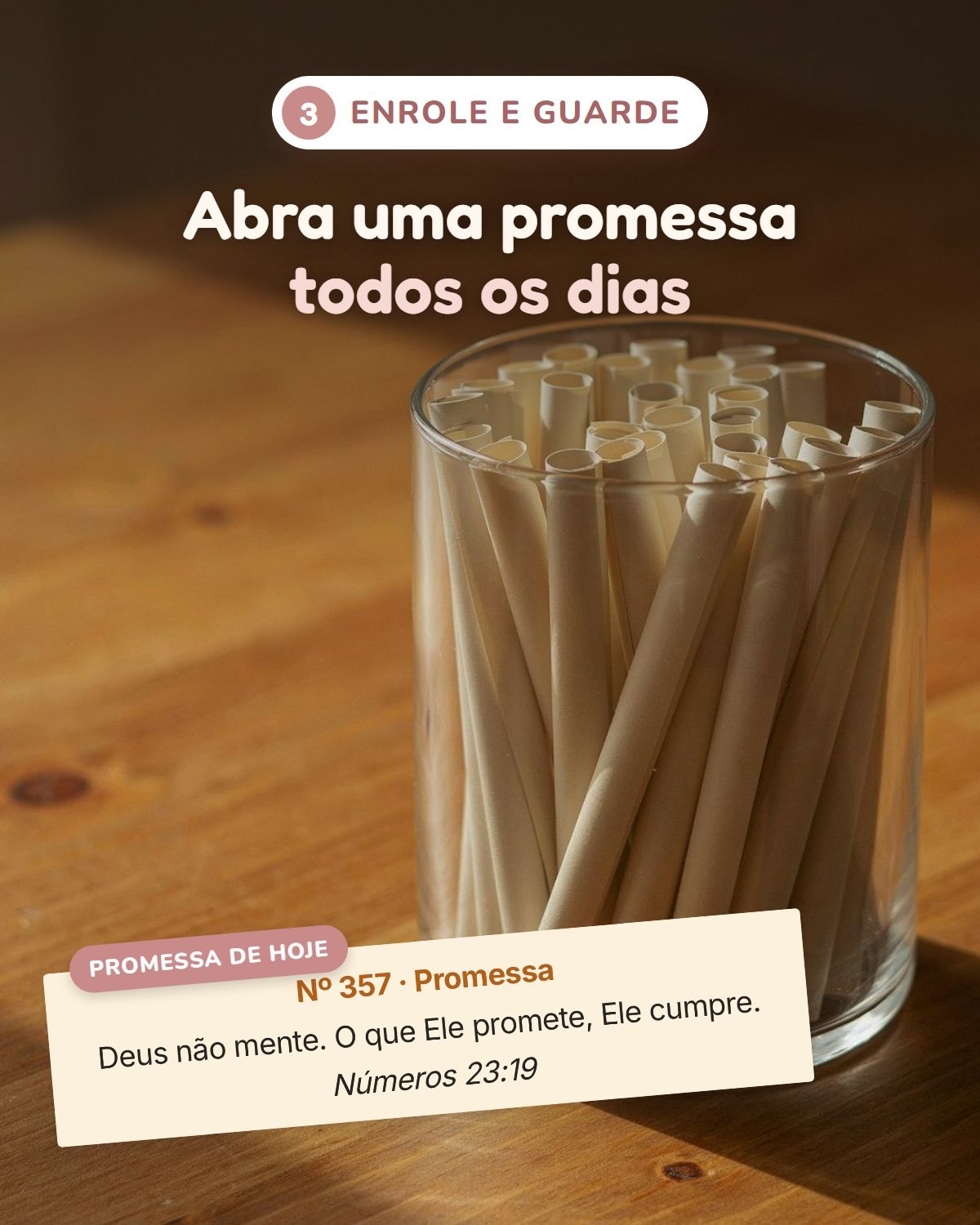 Pote de vidro cheio de promessas enroladas, com a promessa do dia aberta à frente